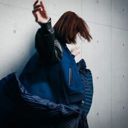 Chaqueta con mangas de cuero y falda plisada de la colaboración 'NikeLab x Sacai' para 2016