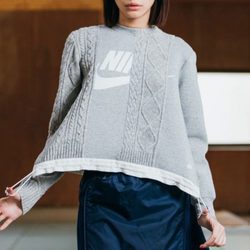 Jersey gris con nudos y logo de Nike de la colaboración 'NikeLab x Sacai' para 2016