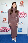 Hailee Steinfeld con conjunto retro 