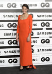 Ana Rujas con vestido largo recto en tonos naranjas
