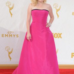 Elisabeth Moss con vestido de corte princesa en rosa chillón
