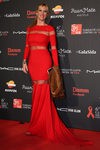 Alejandra Prat con vestido largo rojo con franjas transparentes