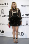 Diane Kruger con mini vestido negro en transparencias y plumas 