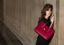 Penélope Cruz con bolso grande cuadrado burdeos de la nueva colección Carpisa para navidad 2015