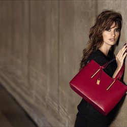 Penélope Cruz con bolso grande cuadrado burdeos de la nueva colección Carpisa para navidad 2015