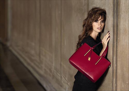 Penélope Cruz con bolso grande cuadrado burdeos de la nueva colección Carpisa para navidad 2015