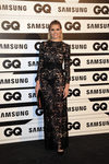 Alejandra Abenia con vestido largo recto con transparencias y pedrería incrustada