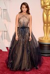 Jamie Chung con vestido de corte princesa de tul negro y cuerpo con pedrería