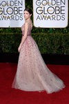 Anna Kendrick con vestido de corte princesa con tul y detalles bordados como pétalos cayendo