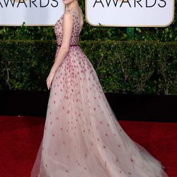 Anna Kendrick con vestido de corte princesa con tul y detalles bordados como pétalos cayendo