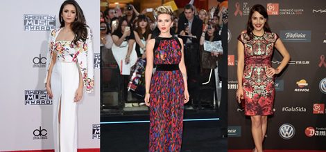 Nina Dobrev con vestido dos piezas y chaqueta con detalles florales a juego sobre los hombros