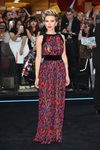 Scarlett Johansson con vestido largo ceñido a la cintura y colores vibrantes