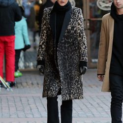 Gigi Hadid se refugia en el print para protegerse del frío