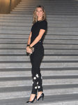 Gisele Bündchen con pantalón con estrellas y camiseta básica negra