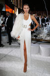 Natasha Poly con vestido largo blanco con abertura lateral