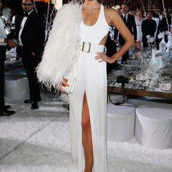 Natasha Poly con vestido largo blanco con abertura lateral