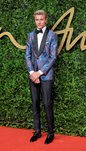 Lucky Blue Smith con traje de chaqueta en tonos azules