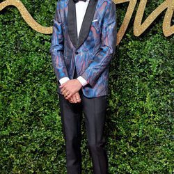 Lucky Blue Smith con traje de chaqueta en tonos azules