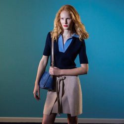 Polo azul con cuello uve y falda tipo tenis de la colección 'Espejismo de verano' de Adolfo Dominguez
