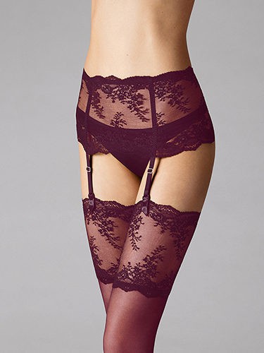 Tanga con liguero 'filigra lace' de encaje en berenjena de Wolford para 'Summer Lingerie' 2016