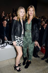 Kate Moss con mono estampado verde y Lottie Moss con blusa blanca y falda asimétrica