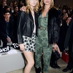 Kate Moss con mono estampado verde y Lottie Moss con blusa blanca y falda asimétrica