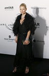 Kate Moss con vestido largo negro y plumas