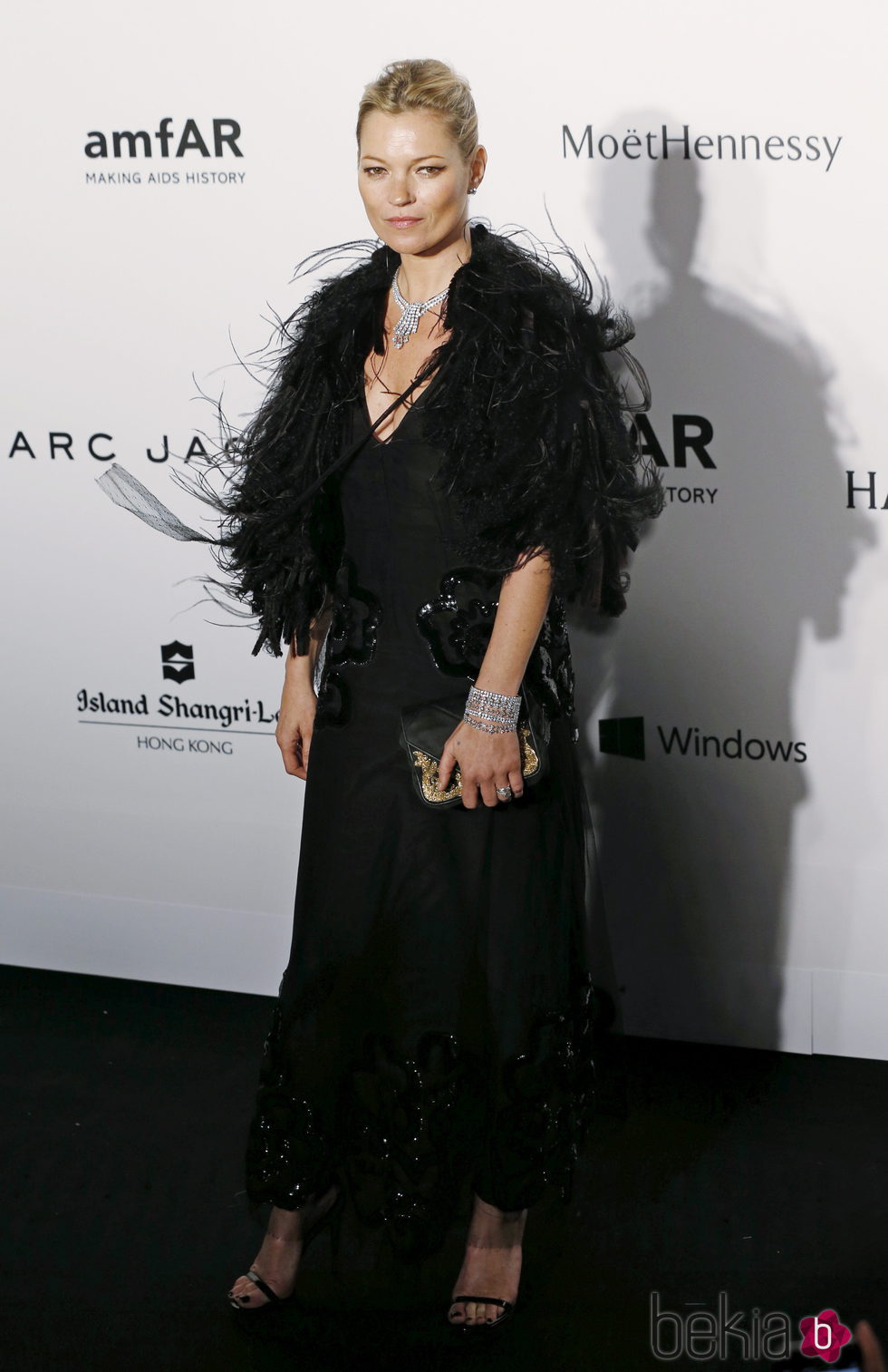 Kate Moss con vestido largo negro y plumas