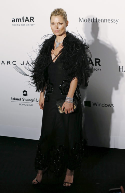 Kate Moss con vestido largo negro y plumas