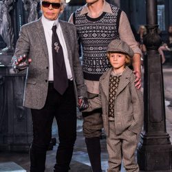 Karl Lagerfeld con modelo con chaleco de jacquar de Chanel