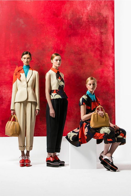Modelos con diseños florales para la temporada Pre-Fall 2016 de Del Pozo