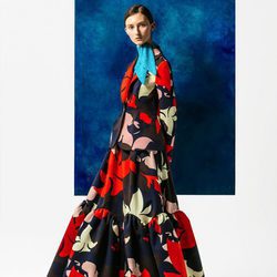 Vestido largo de corte flamenco con estampado floral asimétrico para la temporada Pre-Fall 2016 de Del Pozo