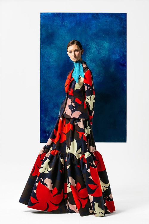 Vestido largo de corte flamenco con estampado floral asimétrico para la temporada Pre-Fall 2016 de Del Pozo