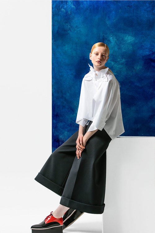 Blusa blanca con maxi flor y pantalones palazzo de corte midi para la temporada Pre-Fall 2016 de Del Pozo