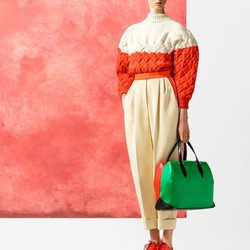 Jersey maxi en dos tonalidades y pantalones estilo sport de la temporada Pre-Fall 2016 de Del Pozo
