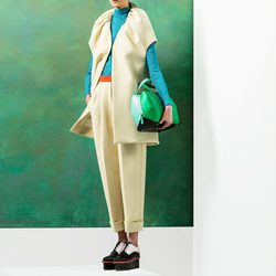 Conjunto en beige pantalón de pinza y maxi chaleco de la temporada Pre-Fall 2016 de Del Pozo