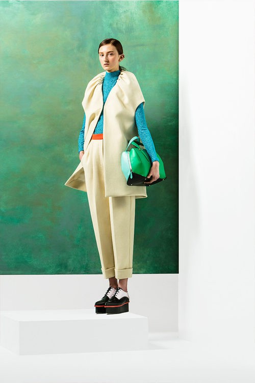 Conjunto en beige pantalón de pinza y maxi chaleco de la temporada Pre-Fall 2016 de Del Pozo