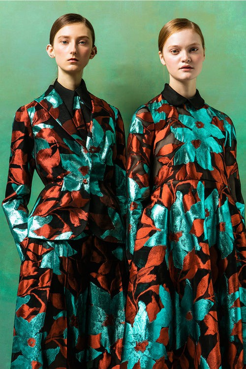 Vestidos negros con diseños florales asimétrico para la temporada Pre-Fall 2016 de Del Pozo