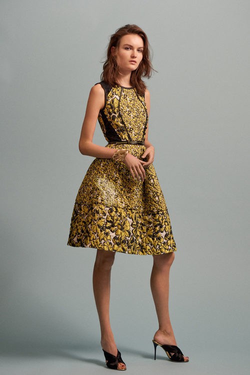 Vestido midi en dorado para la colección Pre-Fall 2016 de Oscar de la Renta