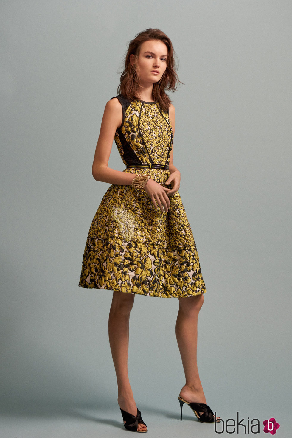 Vestido midi en dorado para la colección Pre-Fall 2016 de Oscar de la Renta