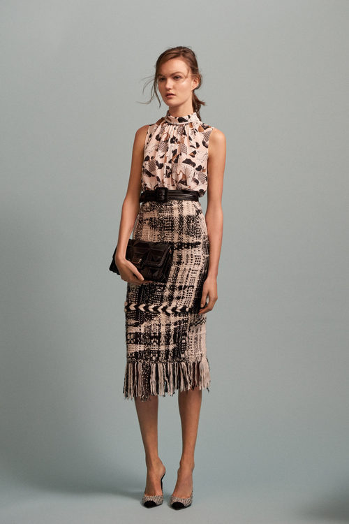 Falda lápiz de tweed y blusa con estampado geométrico para la colección Pre-Fall 2016 de Oscar de la Renta