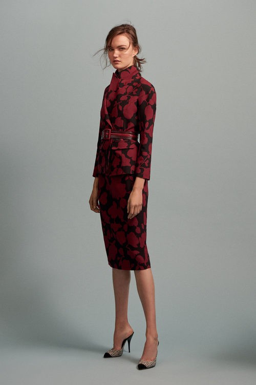 Traje falda y americana con estampado asimétrico para la colección Pre-Fall 2016 de Oscar de la Renta