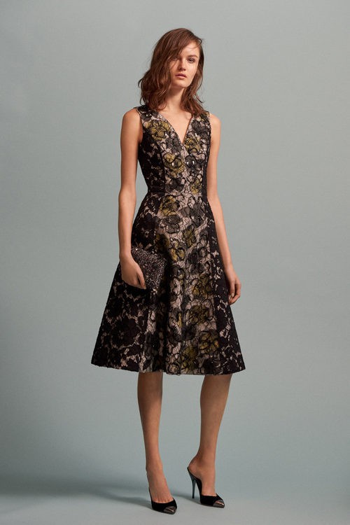 Vestido midi con detalles negros brillantes para la colección Pre-Fall 2016 de Oscar de la Renta