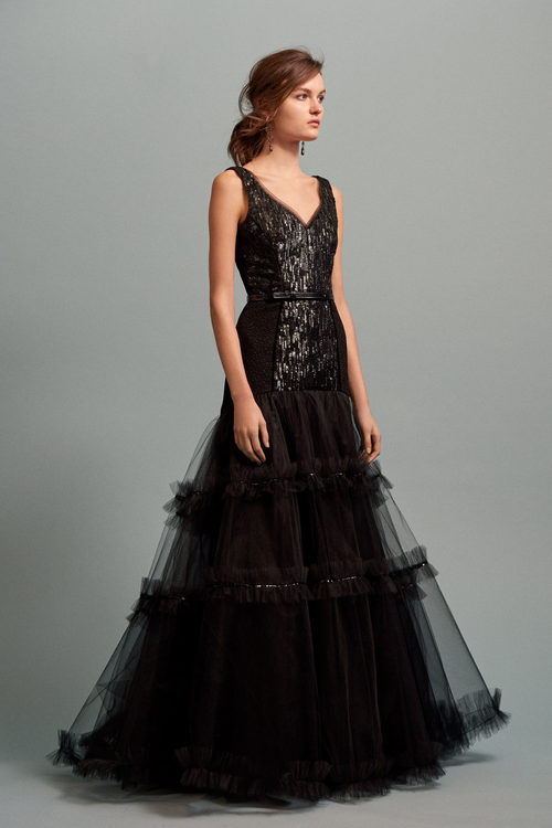 Vestido de gala negro con falda con capas de tul de la colección Pre-Fall 2016 de Oscar de la Renta