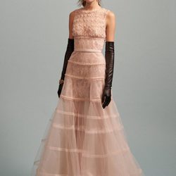 Vestido de gala rosa claro de tul con guantes largos de la colección Pre-Fall 2016 de Oscar de la Renta