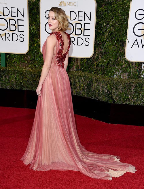 Amber Heard con vestido de corte princesa con detalle floral