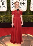 Natalie Dormer con vestido largo rojo de seda con pliegues y detalle negro strass