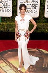 Eva Longoria con vestido ajustado blanco con detalles florales de George Hobeika
