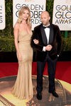 Rosie Huntington-Whiteley con vestido nude y detalles dorados de Saint-Laurent junto a Jason Statham