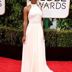 Gabrielle Union con vestido largo blanco con falda de tul y cuerpo ajustado